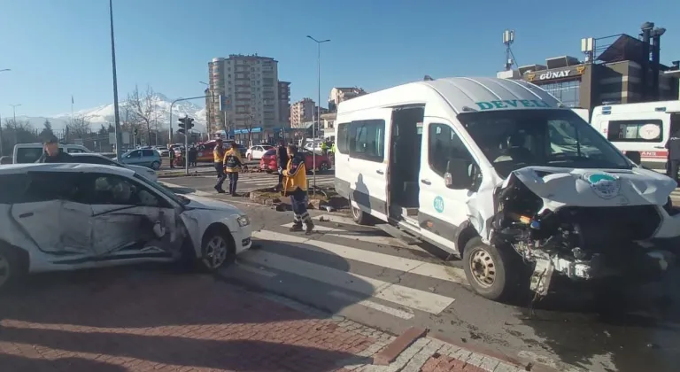 Kayseri'de minibüs ile otomobil çarpıştı, 14 kişi yaralandı