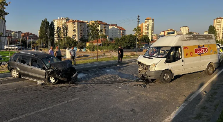 Kayseri'de otomobilin karşı şeride geçerek minibüsle çarpıştığı kazada 2 kişi yaralandı