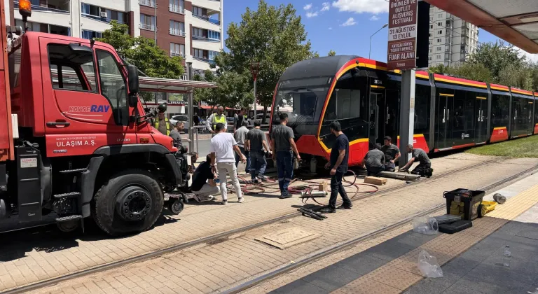 Kayseri'de tramvayın çarptığı genç ağır yaralandı