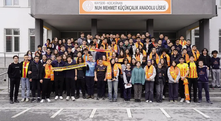 Kayserisporlu futbolcular lise öğrencileriyle buluştu