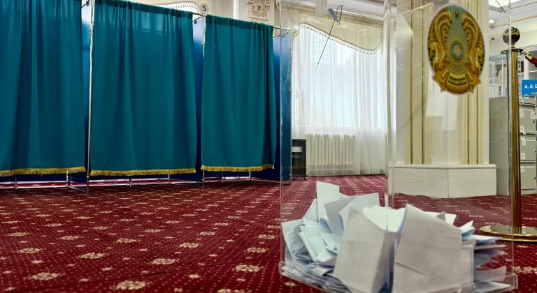 Kazakistan, yeni anayasa için sandık başında
