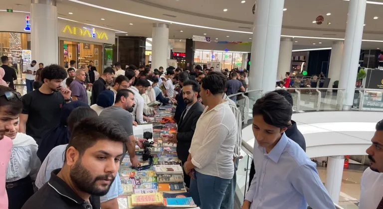 Kerkük'te kitap okuma alışkanlığını yaygınlaştırmak için 2 bin kitap dağıtıldı