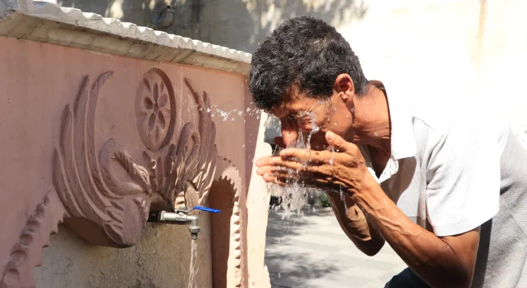 Kilis ve Kahramanmaraş'ta sıcak hava günlük yaşamı olumsuz etkiliyor
