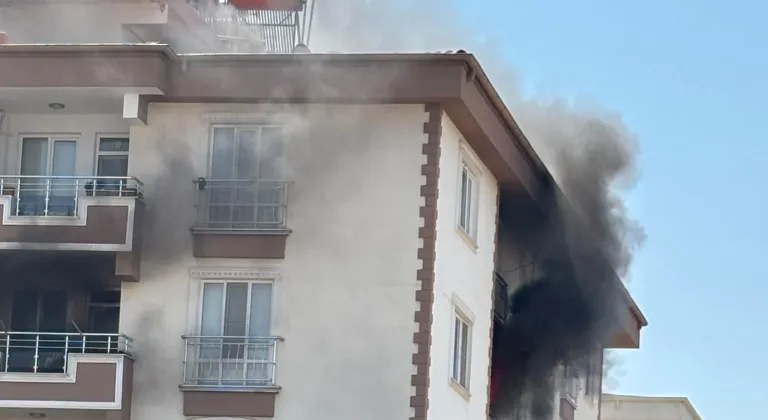 Kilis'te çıkan ev yangınında 3 kişi dumandan etkilendi