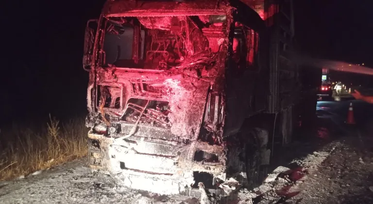 Kilis'te kömür yüklü tır seyir halindeyken alev aldı