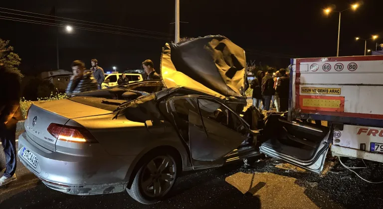 Kilis'te park halindeki tıra çarpan otomobildeki 2 kişi yaralandı
