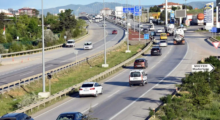 "Kilit kavşak" Kırıkkale'de bayram öncesi trafik yoğunluğu başladı