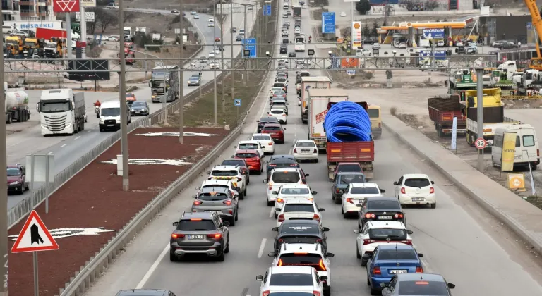 "Kilit Kavşak" Kırıkkale'de bayram trafiği yoğunluğu başladı