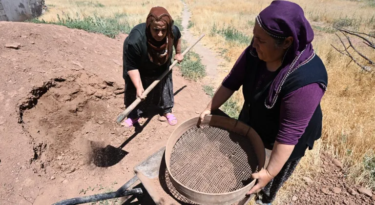 Killi toprak ve keçi kılıyla yaptıkları tandırlarla aile bütçesine katkı sağlıyorlar