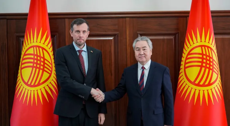 Kırgızistan Dışişleri Bakanı Kulubayev, İngiltere'nin Bişkek Büyükelçisi ile Orta Doğu'yu görüştü