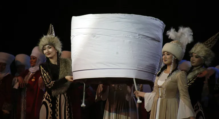 Kırgızistan'da başörtüsü "eleçek" sahneye taşındı