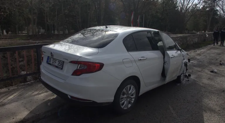 Kırıkkale’de 3 aracın karıştığı trafik kazasında biri ağır 2 kişi yaralandı