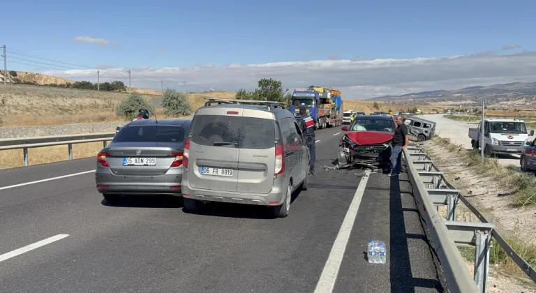 Kırıkkale'de 4 aracın karıştığı trafik kazasında 3 kişi yaralandı