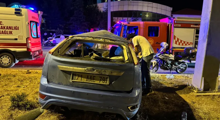 Kırıkkale'de yön tabelası direğine çarpan otomobilin sürücüsü yaralandı