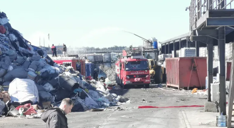Kırklareli'nde geri dönüşüm tesisinde çıkan yangın söndürüldü