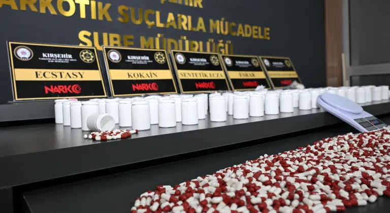 Kırşehir'de 4 bin 973 uyuşturucu hapla yakalanan 2 zanlı tutuklandı