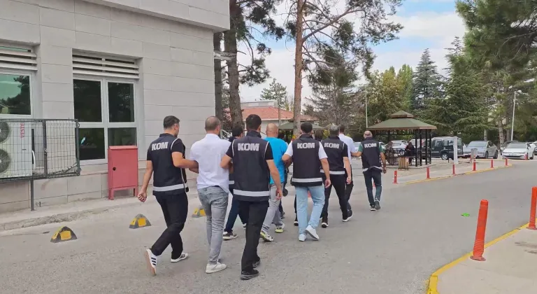 Kırşehir'de iş yerine çağırdıkları kişilerin paralarını gasbeden 4 zanlı tutuklandı