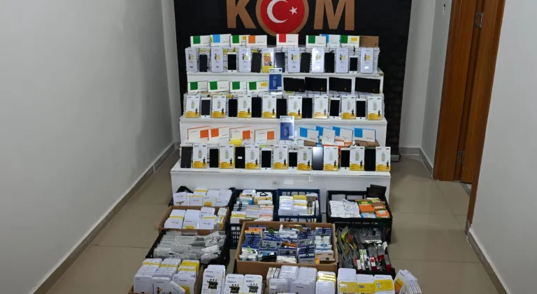 Kırşehir'de kaçak 1042 cep telefonu ekranı ve 287 batarya ele geçirildi