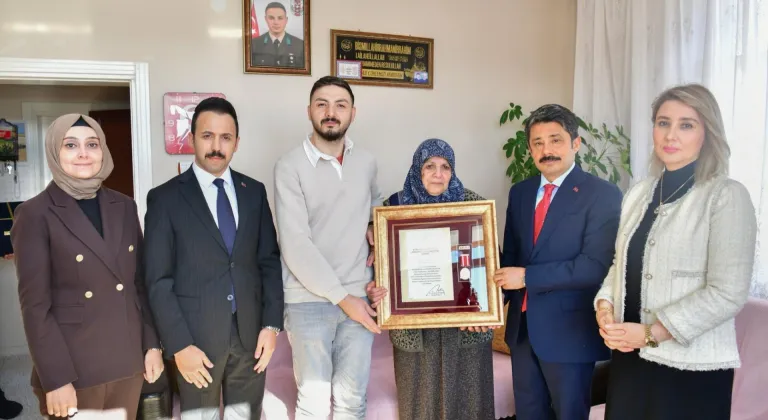 Kırşehir'de şehit ailesine Devlet Övünç Madalyası ve Beratı verildi