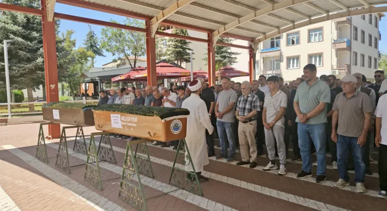 Kırşehir'de tartıştığı oğlu tarafından bıçaklanarak öldürülen babanın cenazesi defnedildi