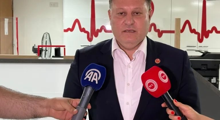 KKTC Cumhuriyet Meclisi Başkanı Öztürkler, Cumhurbaşkanı Erhürman'ı hastanede ziyaret etti