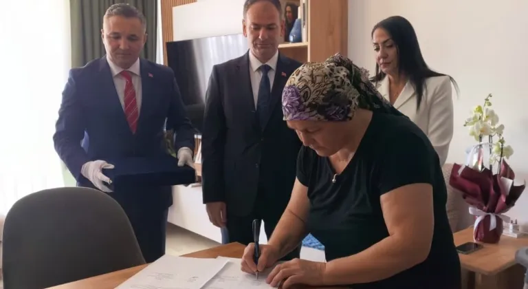 KKTC'de 36 yıldır sandıkta saklanan Türk bayrağı Türkiye'de onarılacak