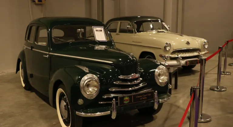 Klasik otomobil tutkunları Bulgaristan'ın başkenti Sofya'da buluştu