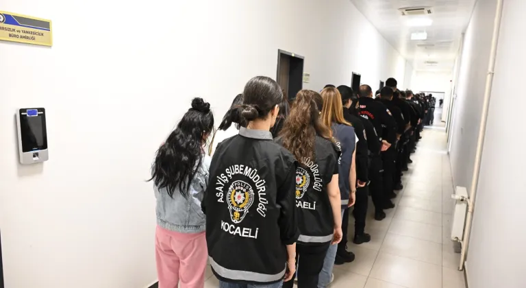 Kocaeli merkezli dolandırıcılık operasyonunda yakalanan 35 zanlı tutuklandı