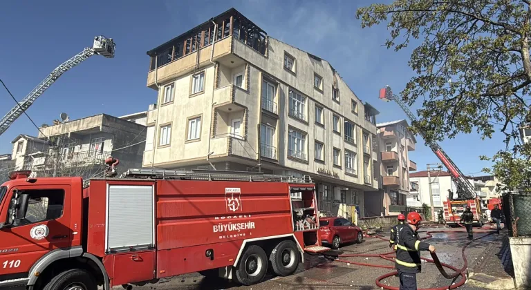 Kocaeli'de apartmanın çatısında çıkan yangın hasara neden oldu