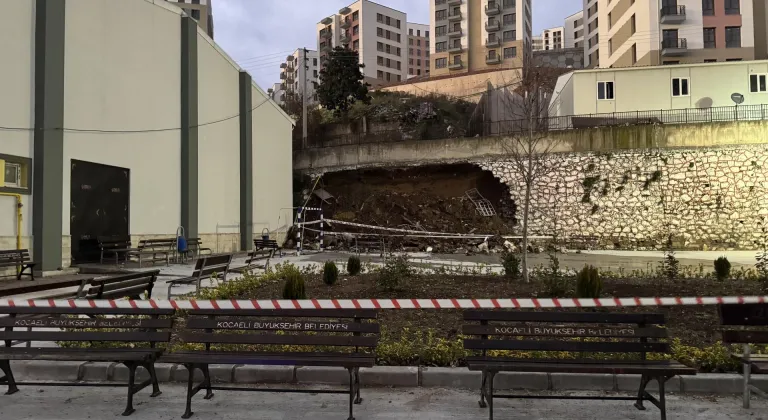 Kocaeli'de bir okul ile inşaat alanı arasındaki istinat duvarı çöktü