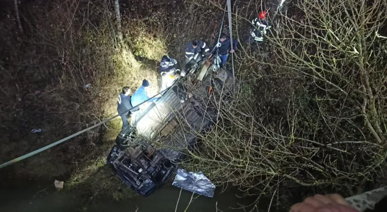 Kocaeli'de çaya düşen otomobildeki baba ve oğlu hayatını kaybetti