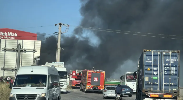 Kocaeli'de geri dönüşüm deposunda yangın çıktı