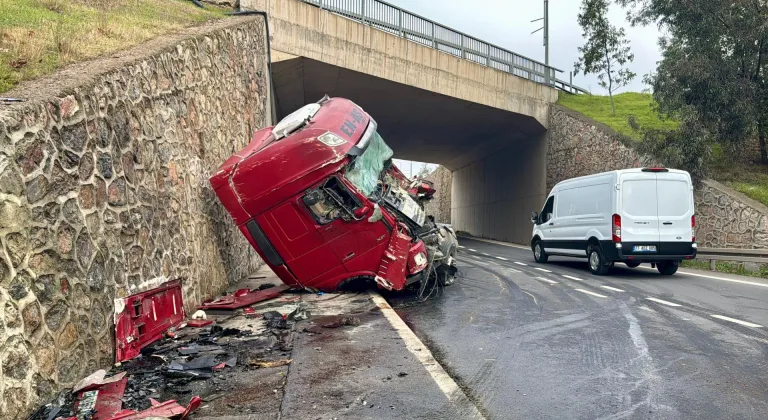 Kocaeli'de istinat duvarına çarpan tırın sürücüsü ağır yaralandı