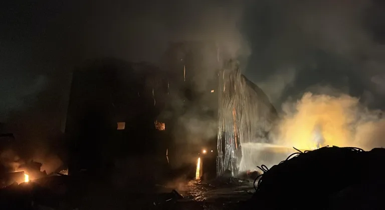 Kocaeli'de plastik atık deposunda çıkan yangın söndürüldü