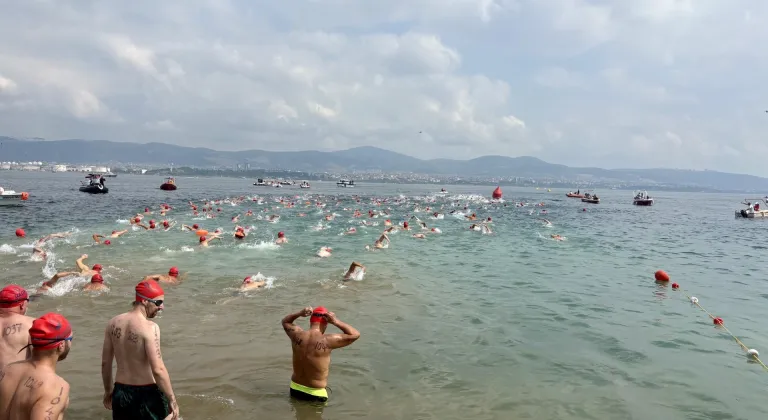 Kocaeli'de sporcular İzmit Körfezi'ni yüzerek geçti