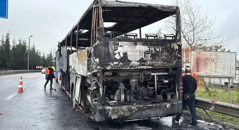 Kocaeli'de yolcu otobüsü yangında kullanılamaz hale geldi
