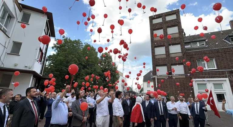 Köln'de 15 Temmuz şehitlerinin isimlerinin yazılı olduğu ay-yıldızlı balonlar gökyüzüne bırakıldı