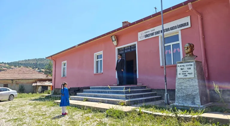 Konya'da bir öğretmeni bulunan okulun tek öğrencisi karne heyecanı yaşadı