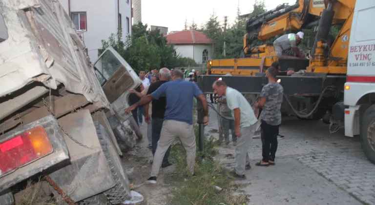 Konya'da el freni boşalan kamyoneti durdurmak isteyen kişi yaralandı
