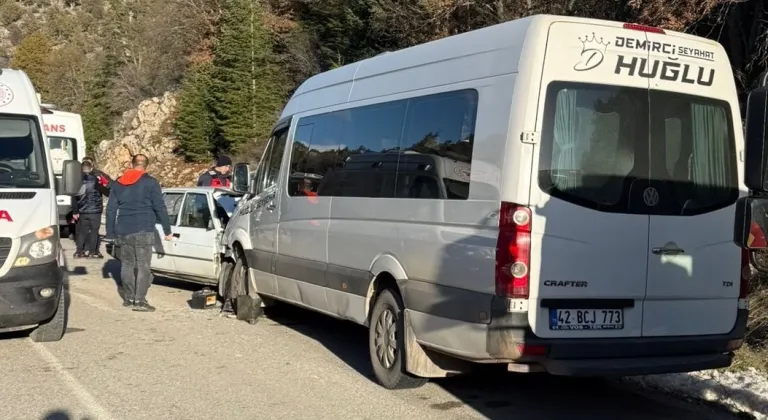 Konya'da minibüs ile otomobilin çarpıştığı kazada 1 kişi öldü, 1 kişi yaralandı