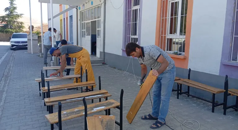 Konya'da öğretmenler görev yaptıkları okulu boyadı, sıra ve masaların bakımını yaptı