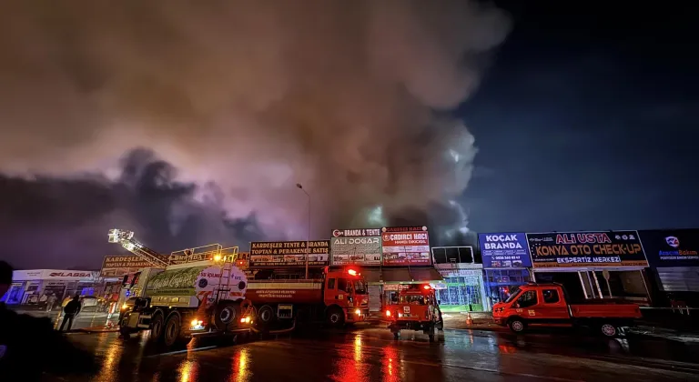 Konya'da oto lastikçiler sanayisinde çıkan yangında 2 kişi yaralandı