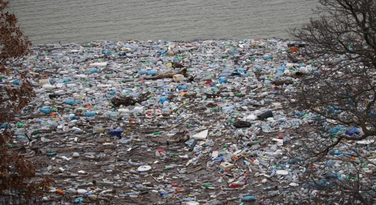 Kosova’da Badovc Baraj Gölü’nün yüzeyi çöp ve atıklarla kaplandı