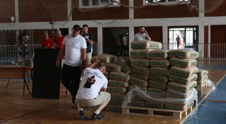 Kosovalı Bujar Muli 2 ton ağırlığı taşıyarak Guinness Rekorlar Kitabı'na girdi