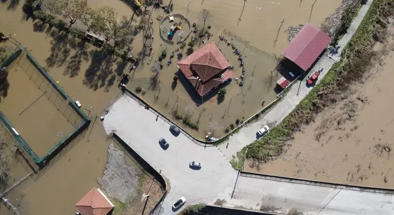 Köyceğiz Gölü'nün taşması nedeniyle kanolarla sokak aralarında gezdiler