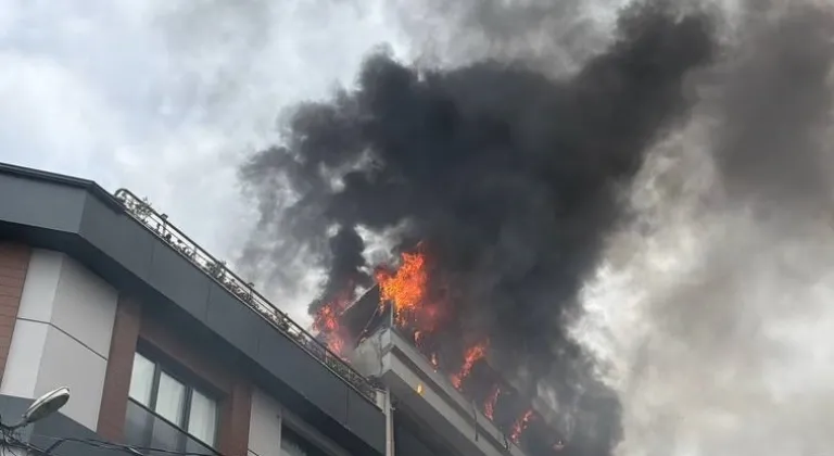 Küçükçekmece'de apartmanın çatı katında çıkan yangın söndürüldü