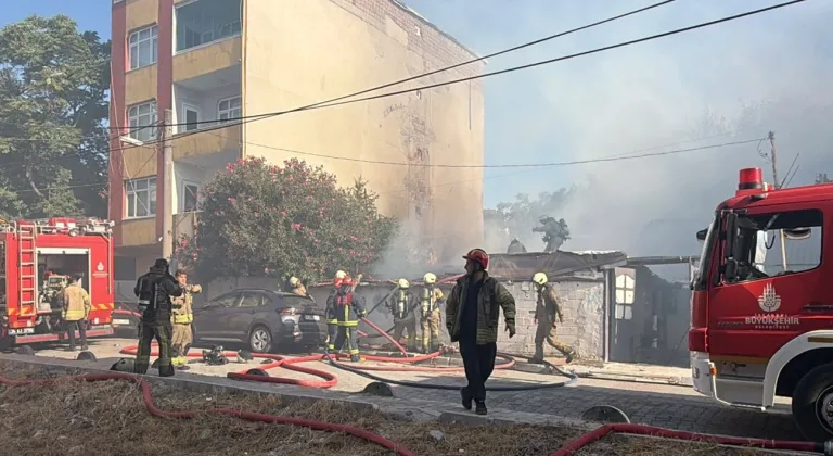 Küçükçekmece'de bir gecekondu yandı