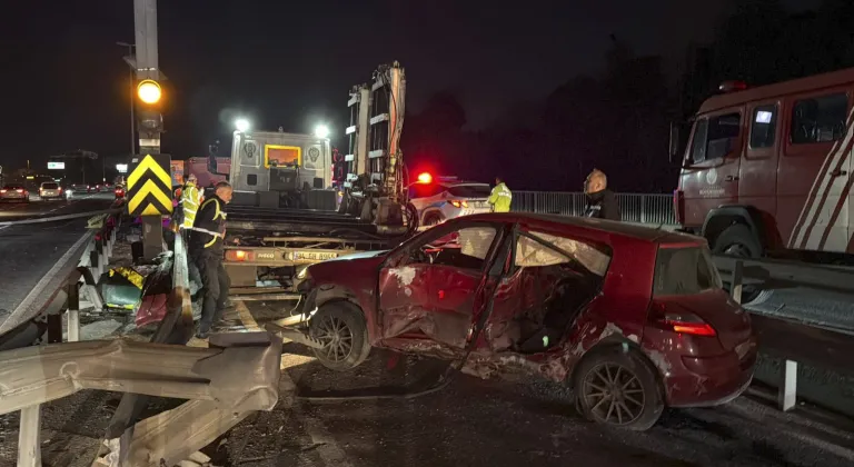 Küçükçekmece'de çarpışan 2 otomobilin sürücüleri yaralandı