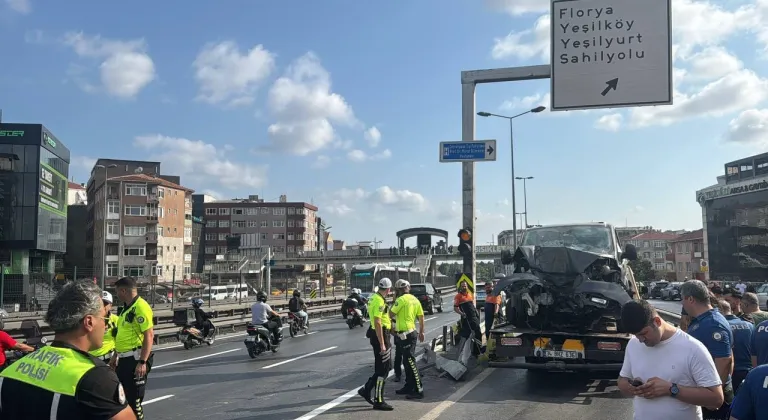 Küçükçekmece'de hafif ticari minibüsün bariyere çarptığı kazada 13 kişi yaralandı