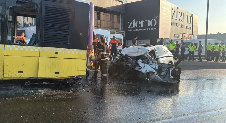 Küçükçekmece'de İETT otobüsüne çarpan otomobildeki 3 kişi hayatını kaybetti